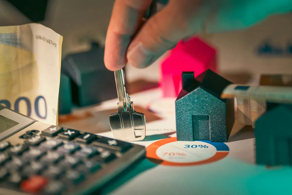Deciding how much cash to keep in a savings account